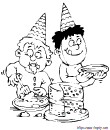 2 garons mangent le gateau anniversaire
