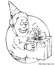 garon porte son cadeau d'anniversaire