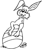 Lapin assis sur un oeuf